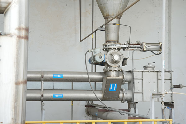 Rezervoare de depozitare a materiei prime